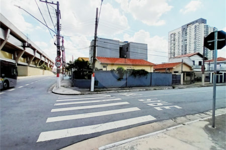 3 minutos a pé do Metrô