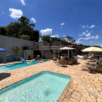 Chácara com excelente infraestrutura, contendo casa com 8 dormitórios, 900 m² de área construída, área total de 3000m², piscina adulto e infantil, churrasqueira, quadra gramada de futebol - Rio Acima - Atibaia/SP 900 m² Área construída 3.000 m² Área do terreno