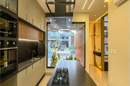 Indaiatuba - Condominio Sapezal - R$ 2.400.000,00 - Área Total 360,00 m² - Área Construída 213,32 m² - TÉRREA - 03 suítes sendo a master com closet; - Escritório; Lavabo; Cozinha com cooktop e planejados; Gourmet com churrasqueira; Ambientes preparados para ar condicionado; Piscina com cascata,