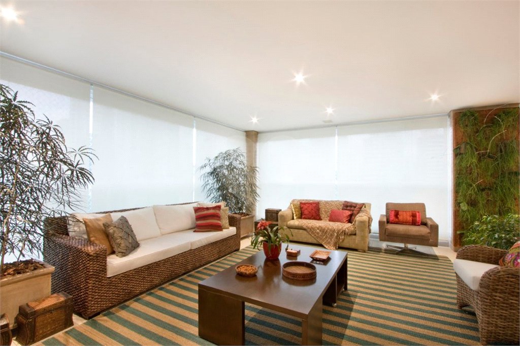 Apartamento à venda no Campo Belo de 385 metros quadrados 04 suítes 05 vagas.