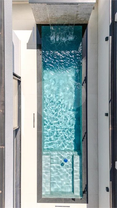Indaiatuba - Condominio Villa Sapezal - 318 m² de Terreno - 230 m² de Área Construída - 3 suítes, sendo 1 Master com closet planejado - Sala de TV - Sala de estar integrada à Sala de jantar - Cozinha com móveis planejados - Despensa - Escritório planejado - Lavabo - Piscina com preparação para aquec