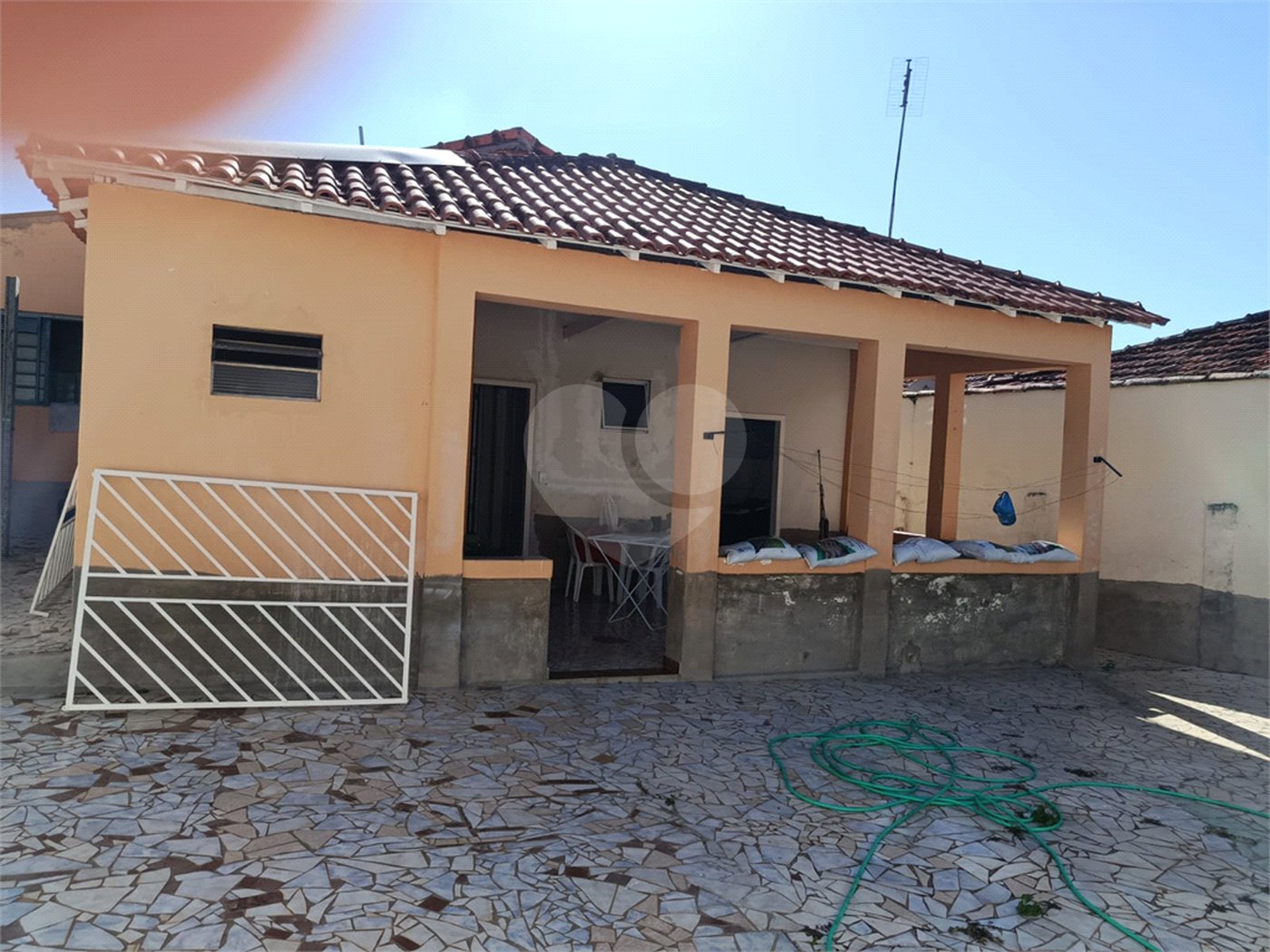 Casa térrea e espaçosa no centro da cidade por apenas R$370.000,00!!! Vamos agendar uma visita?