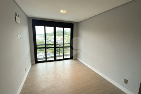 Sobrado de alto padrão no Swiss Park, totalmente reformado, com 4 suítes, piscina, elevador, espaço gourmet, 4 vagas e condomínio com lazer completo.