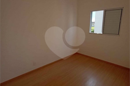 Apartamento no Condomínio Parque dos Jacarandás.
