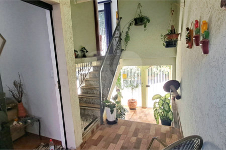 Casa no Jardim Medeiros ampla com 3 dormitórios bem distribuída