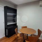 Apartamento com dois dormitórios sendo um climatizado, com duas vagas de garagem.