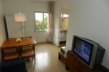 Apartamento mobiliado na Bela Vista de 36m² com 1 vaga de garagem.