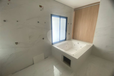 Casa à Venda no Condomínio Damha III