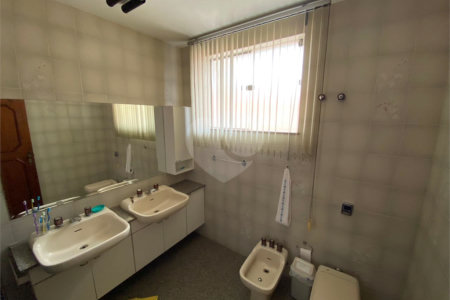 Casa Térrea com 3 suítes, sendo 1 suíte master.