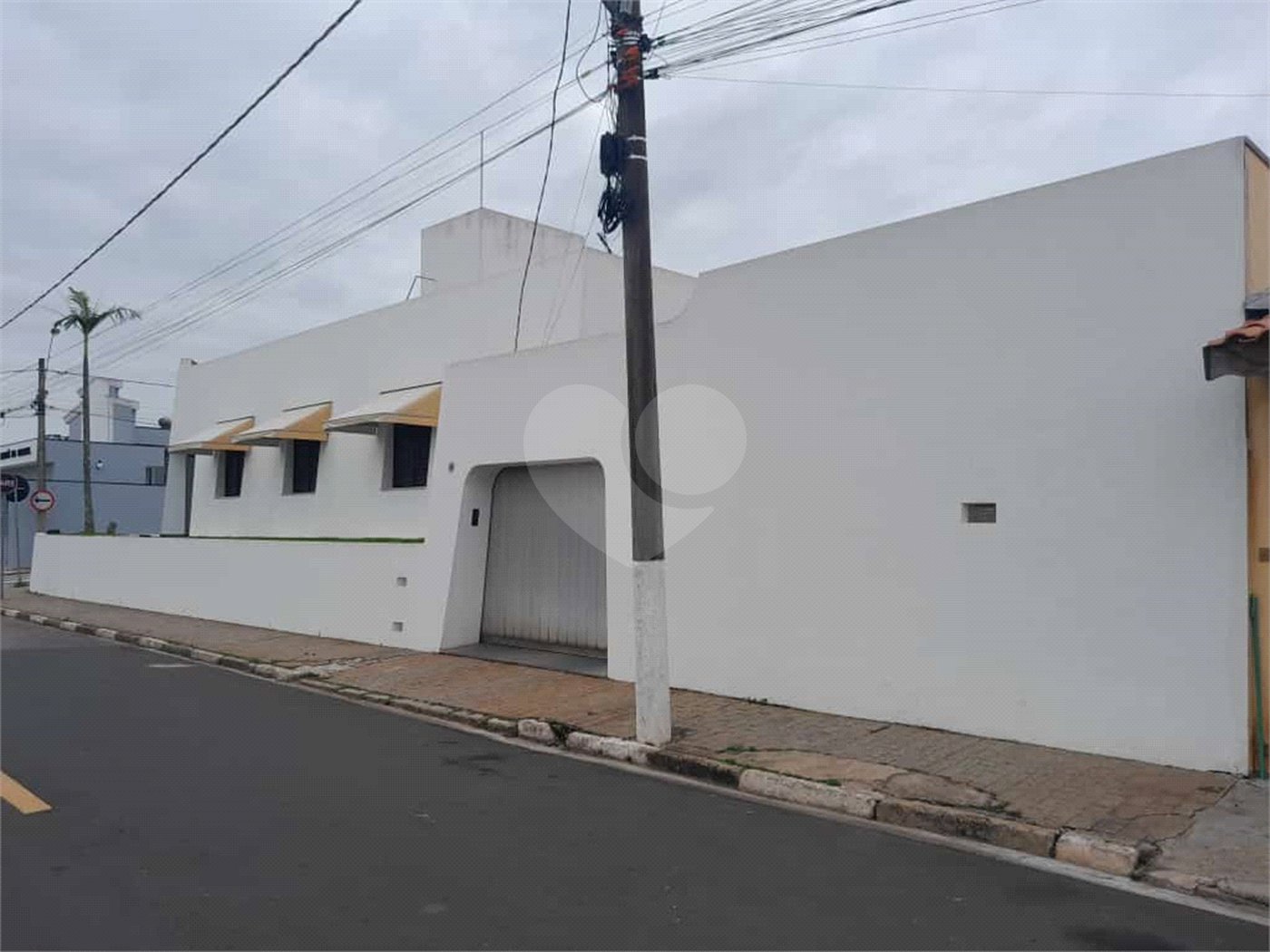 Linda casa para venda / Locação em bairro nobre