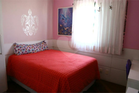 Apartamento à venda com 3 quartos, sendo 1 suíte, e 4 banheiros no total.