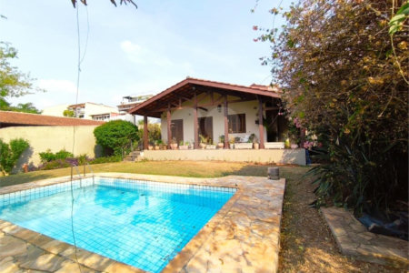 Casa em Atibaia com 4 dormitórios (2 suítes), piscina, área de lazer, gramado, 4 vagas garagem