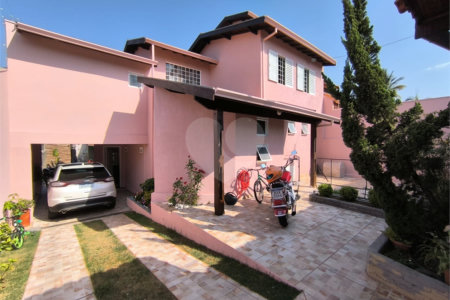 Casa à Venda no Santa Marta com 3 Suítes e Piscina