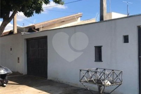Casa térrea com 3 dormitórios, sendo 1 suíte.