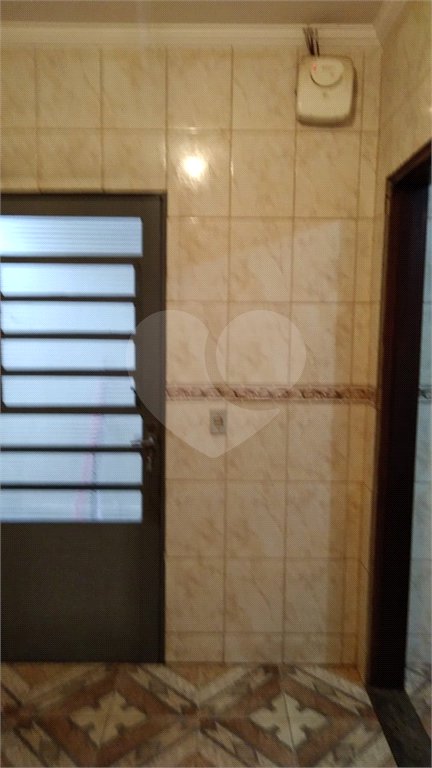 Casa Térrea com 3 dormitórios, sendo 1 suíte.