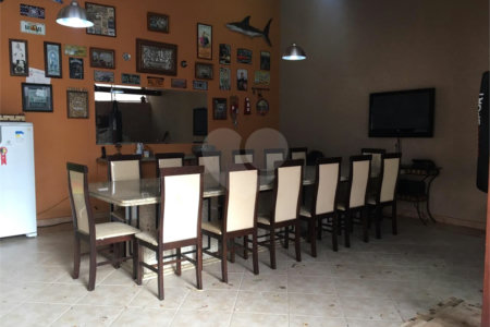 Casa térrea no Centro.