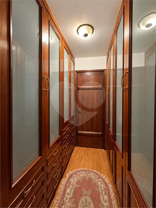 Sobrado com cinco quartos sendo 3 suites 4 vagas| R$ 3.300.000 no Alto da Boa Vista - São Paulo