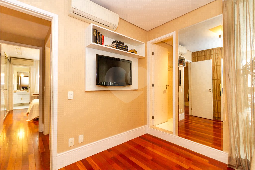 Apartamento de Alto Padrão no Campo Belo para venda com porteira fechada, com 4 dormitórios suítes e 4 vagas com lazer de club.