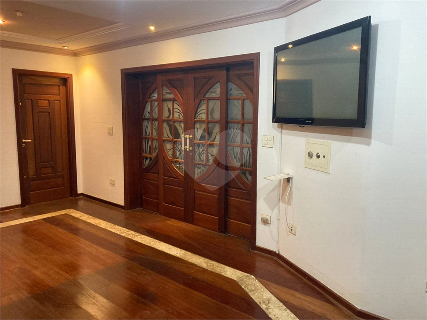 Casa Térrea com Acabamento em Tijolo Aparente e Quintal Amplo - Próximo ao Shopping Iguatemi