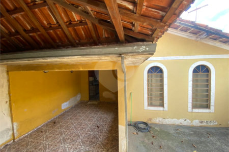 Casa Térrea com 3 dormitórios.