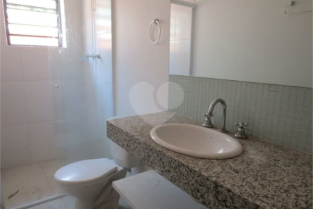 Casa no Pacaembu com ótima distribuição e amplo quintal em terreno em declive