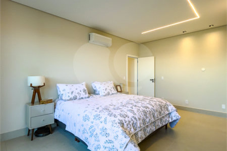 Indaiatuba - Quintas da Terracota - 1252 m² de terreno - casa térrea com 514 m² de área construída -3 vagas de garagem cobertas e 3 descobertas Lavabo - Sala de estar e jantar amplas e integradas - Escritório privativo - Cozinha toda equipada com geladeira, forno, micro-ondas, lava-louças,