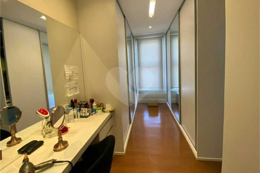 Casa de Alto Padrão em Condomínio com 4 suítes.
