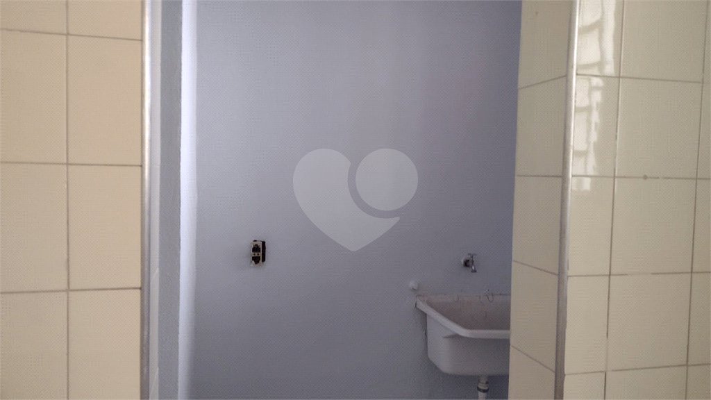 Apto com 2 dormitórios, dois banheiros , e uma garagem.