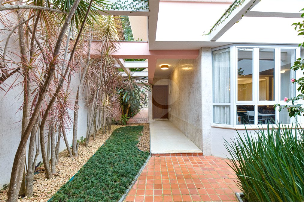 Casa à venda com 4 quartos, sendo 2 suítes,  em Alto da Boa Vista, São Paulo, SP