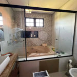 Chácara com excelente infraestrutura, contendo casa com 8 dormitórios, 900 m² de área construída, área total de 3000m², piscina adulto e infantil, churrasqueira, quadra gramada de futebol - Rio Acima - Atibaia/SP 900 m² Área construída 3.000 m² Área do terreno
