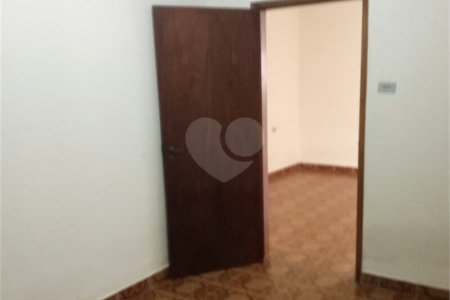 Casa térrea e espaçosa no centro da cidade por apenas R$370.000,00!!! Vamos agendar uma visita?