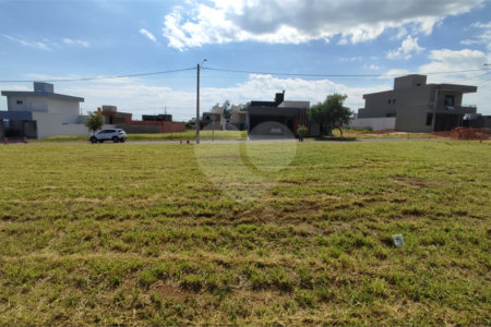 Lote à Venda em São Carlos, no Condomínio Villeneuve I