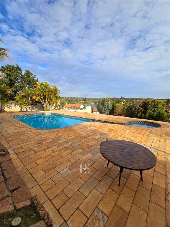 Indaiatuba- Vale das Laranjeiras - Vista dos fundos para o lago - Casa assobradada - 3 pisos, 4 quartos, 2 suítes, uma com hidro ,escritório, sala 3 ambientes, lareira, lavabo,cozinha ampla, despensa, lavanderia, churrasqueira, forno pizza, 6 wcs, piscina, jardim despensa, garagem, segurança