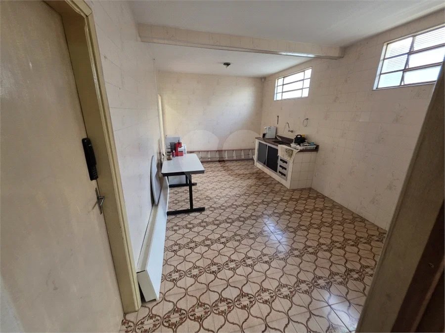 Casa térrea à venda com amplo quintal e grande potencial na Vila Nery