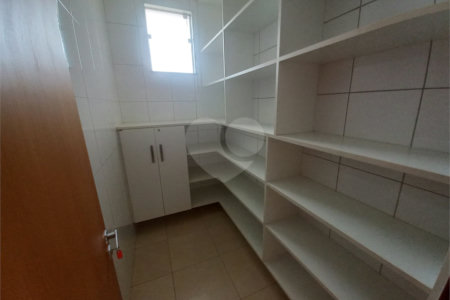 Excelente sobrado a venda no Condomínio Parque Sabará.