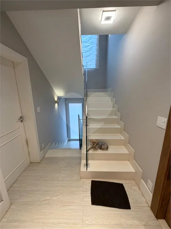 Casa de alto padrão em condomínio exclusivo com 4 suítes