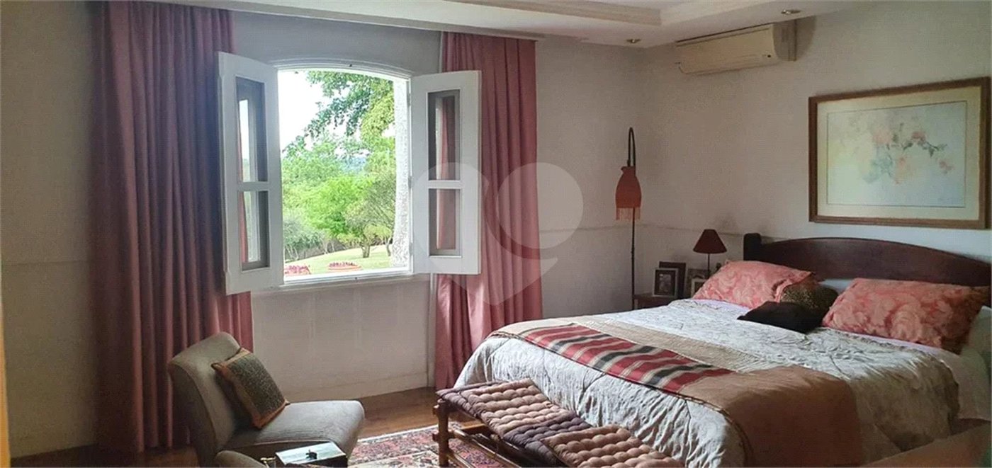 Casa à venda com 5 quartos, sendo 3 suítes,  no condomínio Village Sans Souci, Valinhos - SP