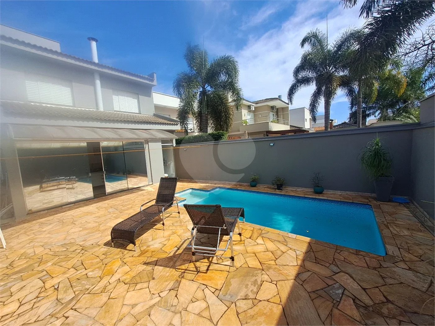 Linda Casa 3 dormitórios com piscina - R$ 950.000,00