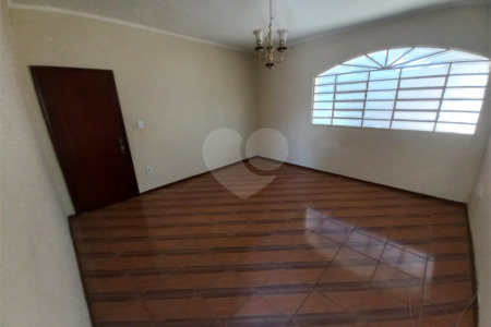 Casa térrea com 3 dormitórios, sendo 1 suíte.