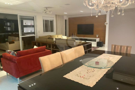 Condomínio clube, Apartamento na Mooca com 204 m² Com 3 suítes e 4 Vagas.