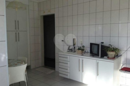 3 quartos, sendo, 2 suítes e 4 vagas de garagem