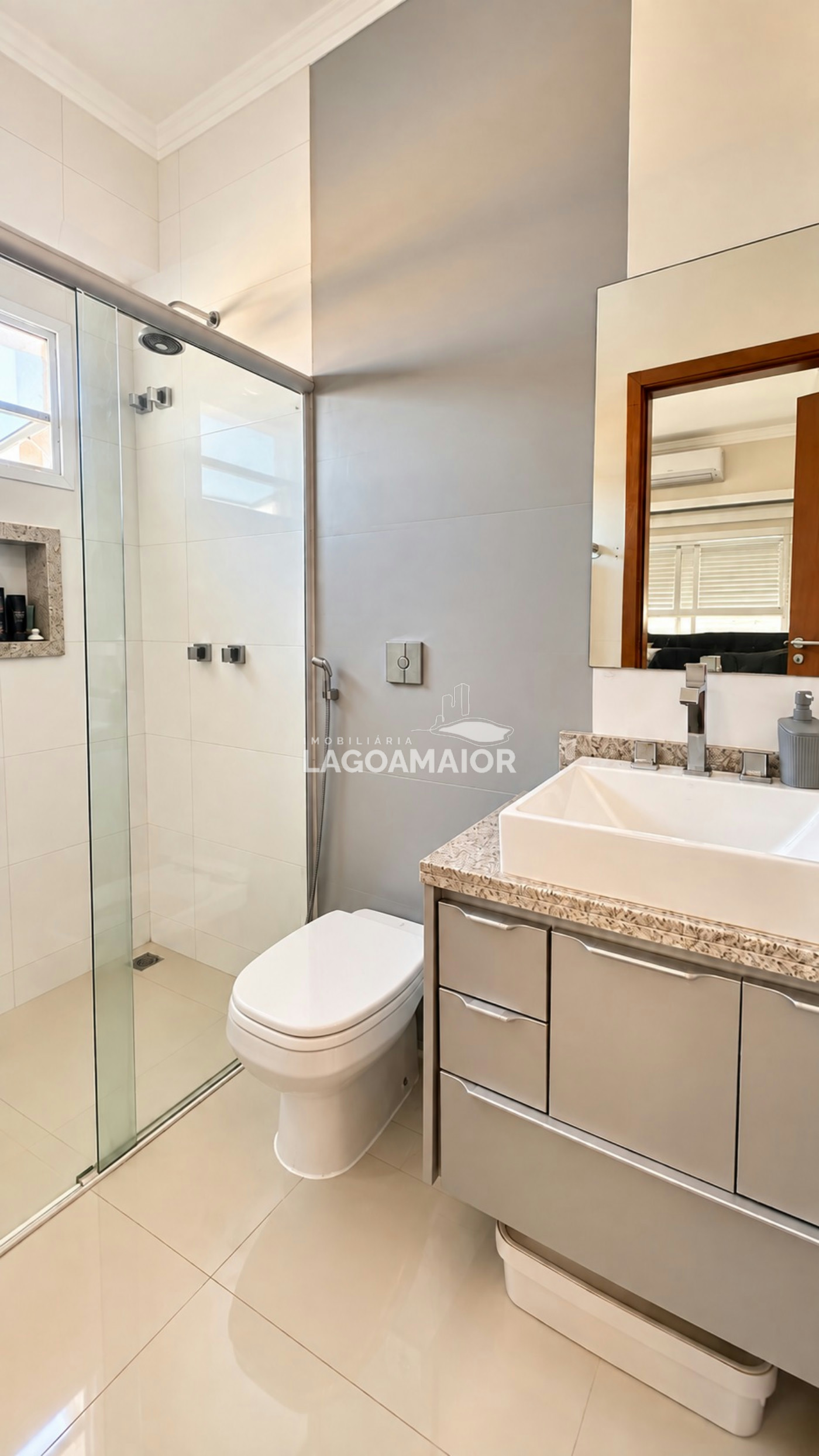 Casa à venda com 4 quartos, sendo 3 suítes, no condomínio Portal das Àguas, Três Lagoas - MS