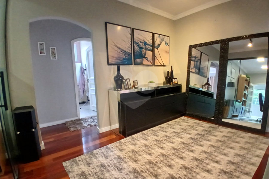 Oportunidade No Alto de Pinheiros Ótimo Sobrado com 352m² de A.C, frente para uma bela Praça.
