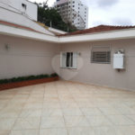 casa térrea na Vila Romana, 07 vagas de garagem, 4 quartos,, sendo 1 suíte amplo quintal.