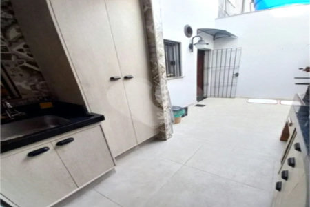 Casa de 85m2 com 3 dormitórios e 2 vagas de garagem localizado no Bosque da Saúde