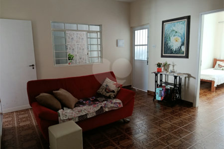Casa térrea e espaçosa no centro da cidade por apenas R$370.000,00!!! Vamos agendar uma visita?