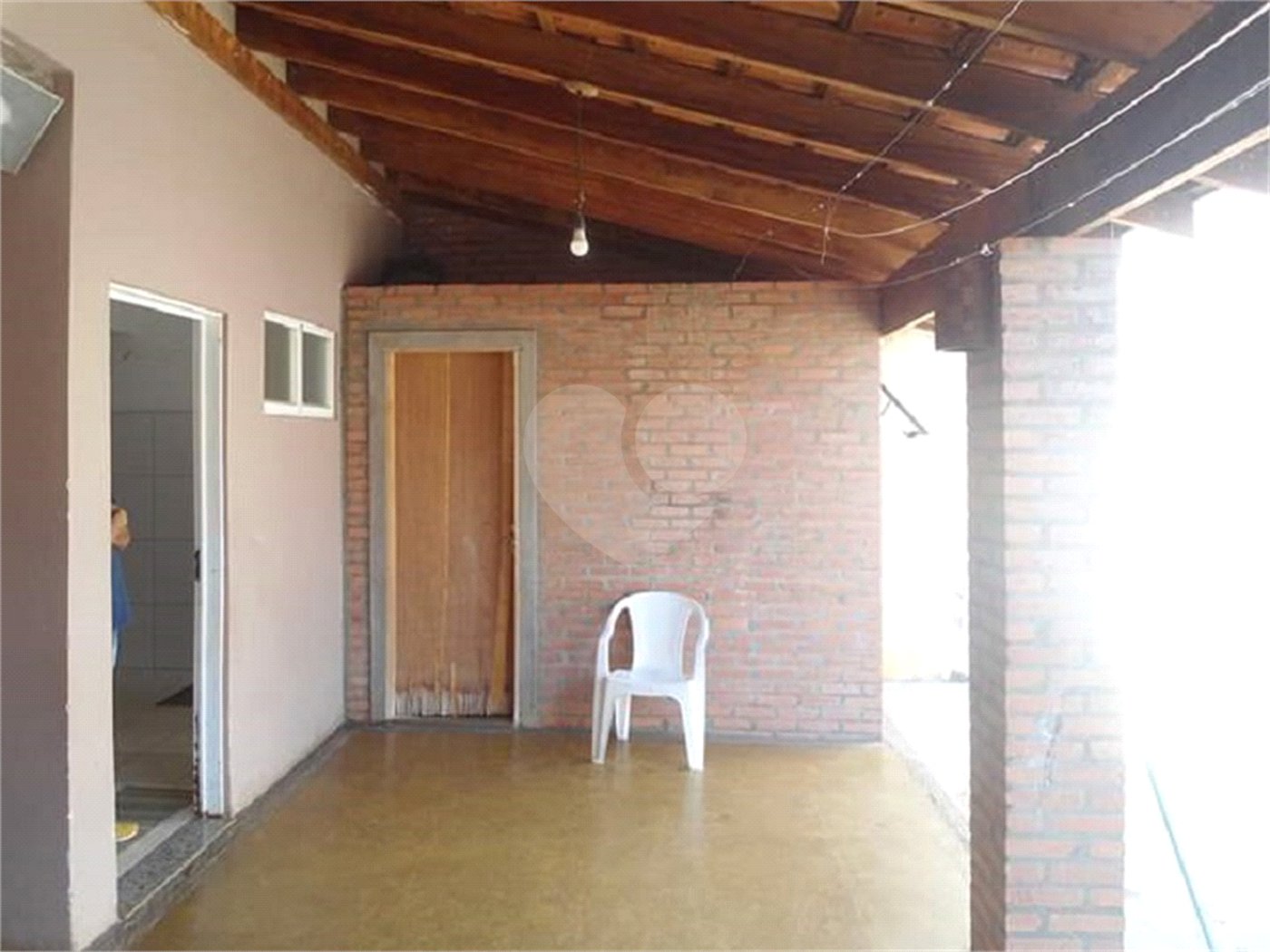 Casa Térrea com dormitórios, sendo 2 suítes.