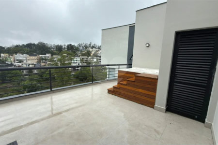 Sobrado de alto padrão no Swiss Park, totalmente reformado, com 4 suítes, piscina, elevador, espaço gourmet, 4 vagas e condomínio com lazer completo.