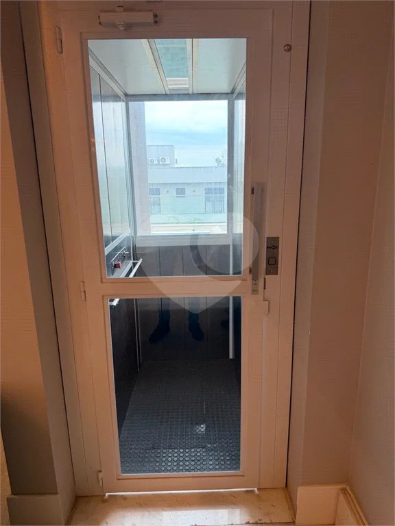 Casa de alto padrão em condomínio exclusivo com 4 suítes