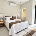Indaiatuba - Casa condomínio Park Vista Real - AT : 200m - AC : 140m - Boiller Instalado - torneiras quentes - 3 quartos : sendo 1 suite - Suite - Ar Condicionado Samsung 12 Btu’s; arandelas de cabeceira , Dommus Closet . Esquadria , porta automática . 2 Quartos - Ar Condicionado Samsung 9 Bt